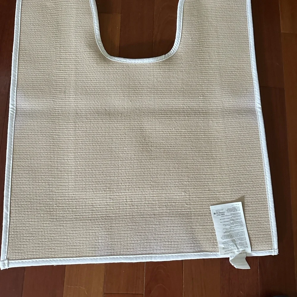 Plush Luxurious White Bathroom Mat